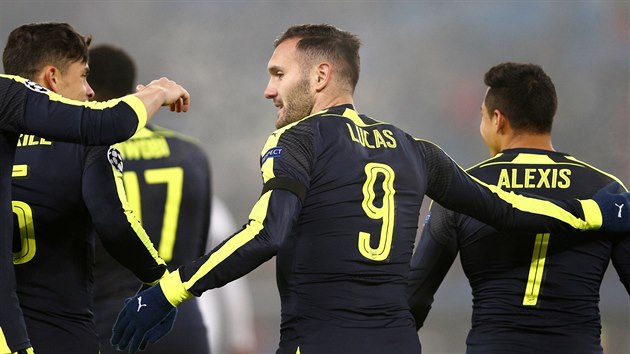 PAN HATTRICK. Lucas Perez z Arsenalu naszel do st basilejskho branke Tome Vaclka ti gly.