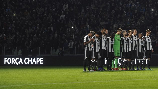 FORA CHAPE! Na vech stadionech uctili ped zpasy Ligy mistr pamtku tragicky zesnulch fotbalist brazilskho Chapecoense.