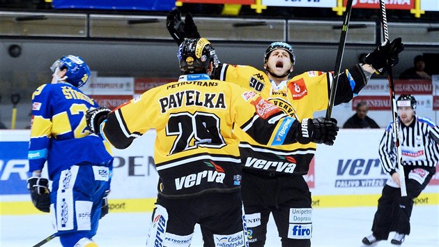 Daniel Sörvik se raduje z gólu. Gratulovat přijíždí další litvínovský obránce  Tomáš Pavelka.