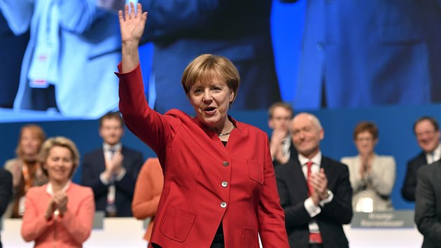 Angela Merkelov na stranickm sjezdu CDU, kde byla opt zvolena pedsedkyn (6. prosince 2016)
