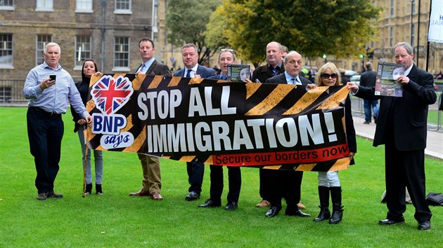 Protest členů BNP proti imigraci. Foto ze října 2015.
