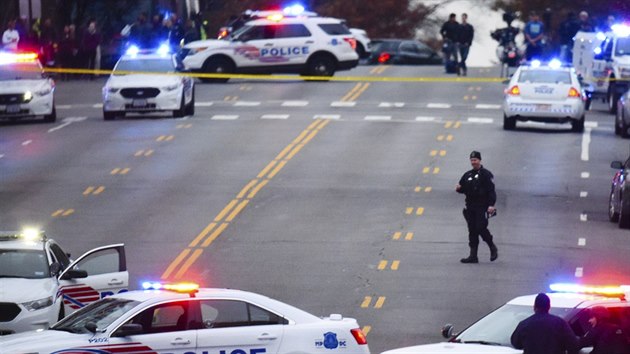 Policie zasahuje před pizerií Comet Ping Pong ve Washingtonu (4. prosince 2014).