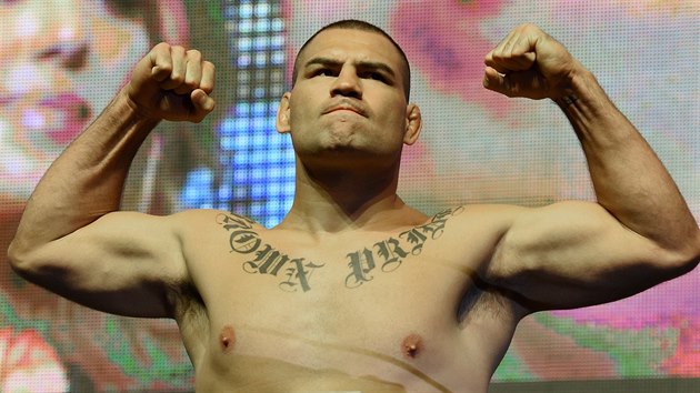 Jednm z kvinteta protagonist odbor je Cain Velasquez.