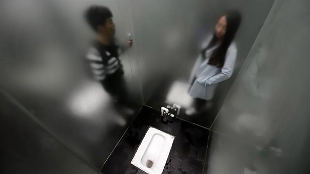 Oproti pvodnm plnm jsou toalety vybudovan ze zamlench skel, kter neposkytuj tm dn soukrom.