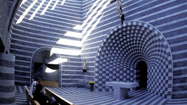 Kostelk Mogno a magick hra svtel uvnit svatostnku