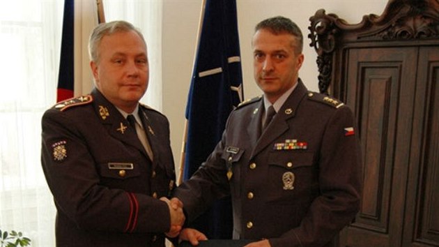Nelnk Vojensk kancele prezidenta republiky jmenoval Petra Prskavce (vpravo) do ela Hradn stre (18. prosince 2015)
