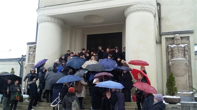 Lidé čekají na pohřeb Františka Peterky před libereckým krematoriem.