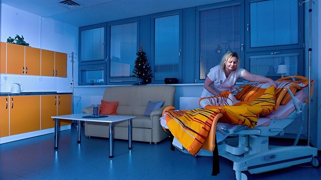 Vrchn sestra Hana Kandlerov v rodiovskm pokoji, kde se pacientky i jejich doprovod mohou ctit jako doma.