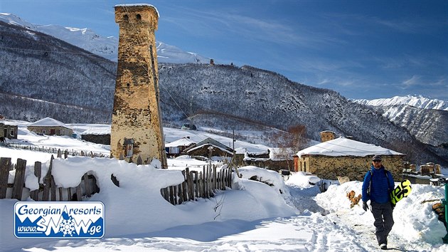 Stará vesnice s obrannými věžemi ve Svanetii