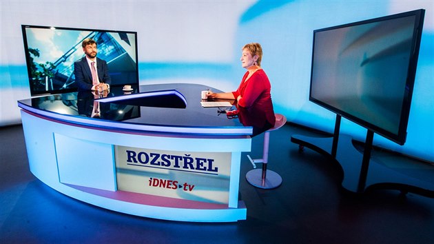 Ministr spravedlnosti Robert Pelikn a modertorka Zuzana Kubtov v diskusnm poadu Rozstel na iDNES.tv.