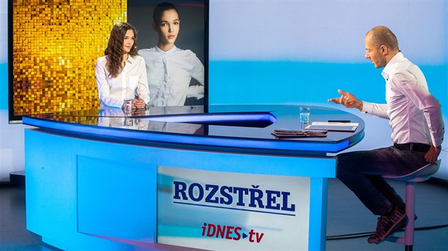 Modelka Jana Tvrdkov a modertor Martin Moravec v diskusnm poadu Rozstel na iDNES.tv (7. prosince 2016)