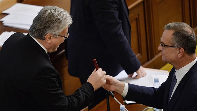 Předseda TOP 09 Miroslav Kalousek předává ministrovi zdravotnictví Miloslavu Ludvíkovi po schválení protikuřáckého zákona doutník (9. prosince 2016).