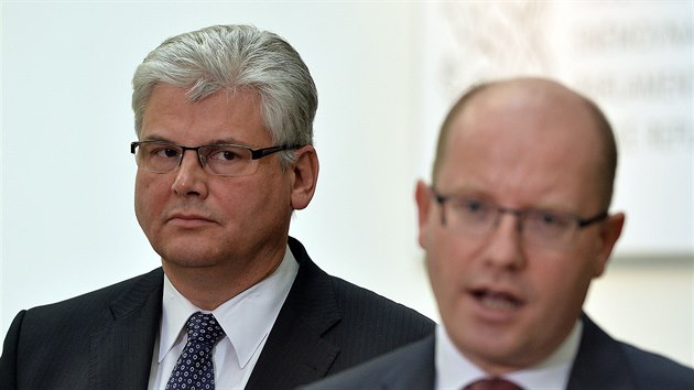 Ministr zdravotnictv Miloslav Ludvk (vlevo) a pedseda vldy Bohuslav Sobotka na brfinku po schvlen protikuckho zkona (9. prosince 2016)