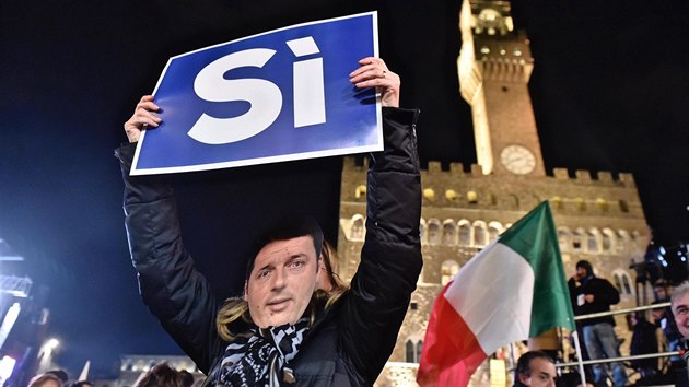 Italka v masce premira Renziho bhem setkn jeho podporovatel ve Florencii (2. prosince 2016).
