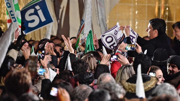 Italsk premir Matteo Renzi v rmci kampan za pijet stavnch reforem navtvil i Florencii (2. prosince 2016).