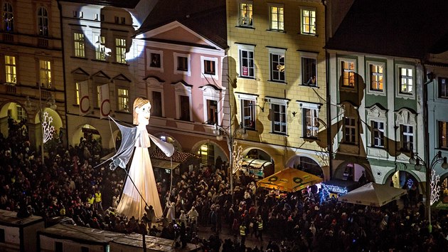 Tisíce lidí sledovaly na náměstí Přemysla Otakara II. v Českých Budějovicích tradiční přílet anděla.