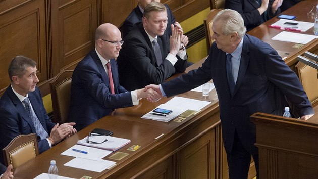 Prezident Milo Zeman si podává ruku s premiérem Bohuslavem Sobotkou v...