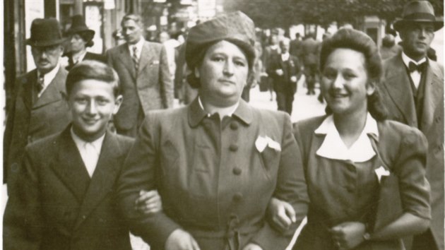 Hana s maminkou a bratrem Arnoštem Lustigem roku 1939