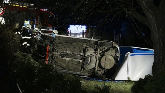 Hasii vyprouj automobil, jeho opil ofr nezvldl v Horomicch zen a skonil s vozem v baznku na zahrad rodinnho domu.