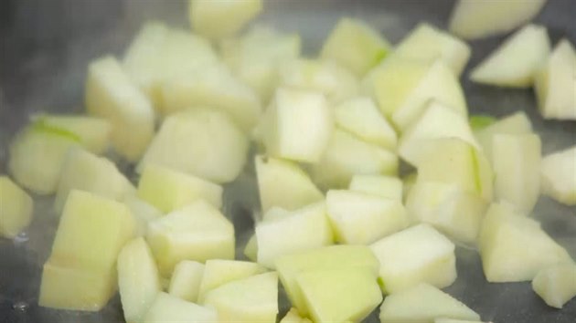 Kostičky jablek orestujte na lžíci přepuštěného másla.