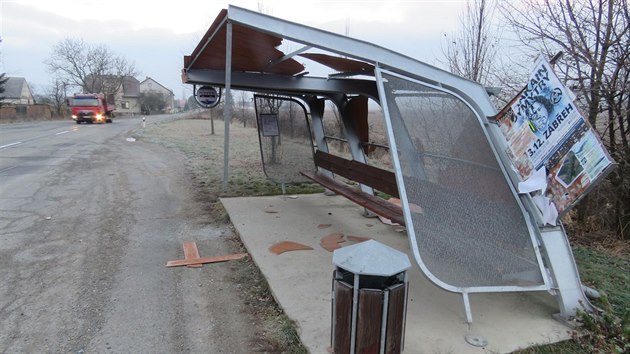 Snmek k ppadu ukradenho autobusu, s nm neznm pachatel ve stedu 7. prosince 2016 projel na umpersku nkolik obc. Cestou naboural do zastvky v obci Libina a ohnul zbradl na mostu.