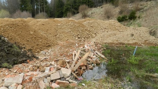 Stavebn firma vysypala 1200 tun stavebnho odpadu ke Strskmu potoku v chrnn krajinn oblasti rsk vrchy.
