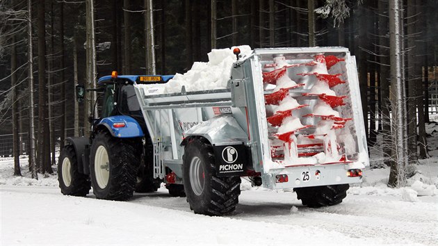 Při přípravě tratí využívají organizátoři i rozmetadlo hnoje, kterým lépe rozmělní sníh před úpravou rolbou.