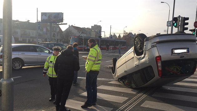 Po nehod t aut v prask vehlov ulici jedno z nich skonilo na stee (7.12.2016).