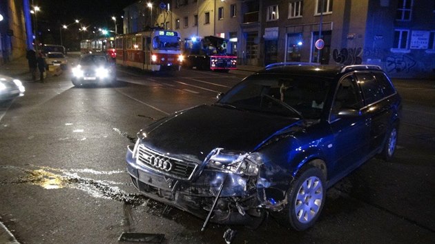 Po střetu dvou aut ve Strašnicích skončilo jedno na střeše (9.12.2016).