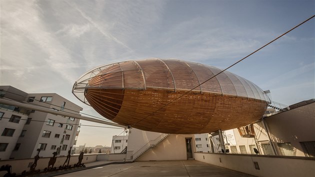 Vzducholo Gulliver byla postavna v Centru souasnho umn DOX v praskch Holeovicch. Je dlouh 42 metr a bude slouit jako prostor pro setkvn souasnho umn s literaturou (9. 12. 2016).