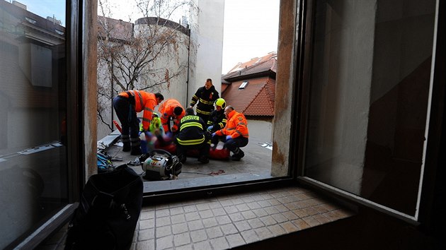 ena vypadla v Praze 1 z okna ve tvrtm pate a vn se zranila (9.12.2016).