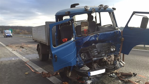 Na 5. kilometru D7 ve smru na Chomutov havarovala dv nkladn vozidla (9.12.2016).
