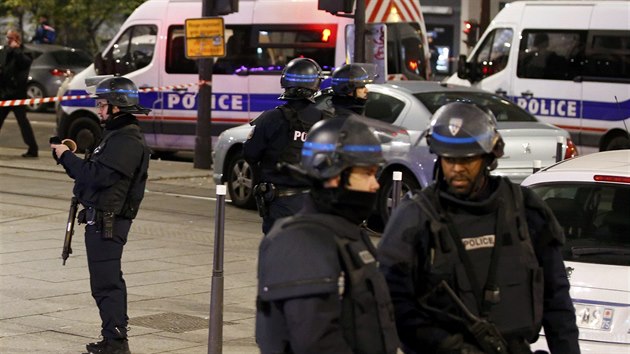 Francouzsk policie zajistila ulici, kde se nachz cestovn agentura (2. prosince 2016)