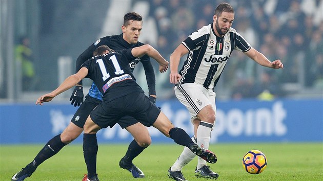 Gonzalo Higuain z Juventusu unik dvma soupe z Atalanty Bergamo.