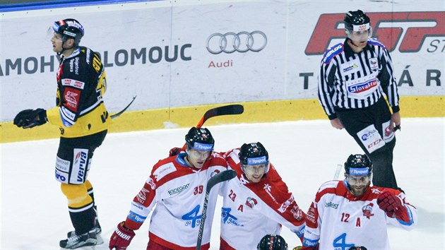Radost hokejist Olomouce z glu v utkn proti Litvnovu.