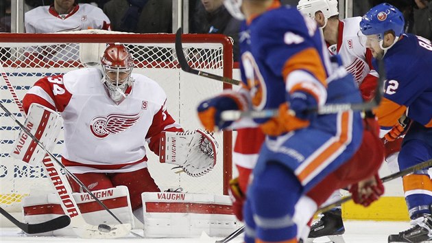 Brank Detroitu Petr Mrzek zasahuje v utkn proti New York Islanders.