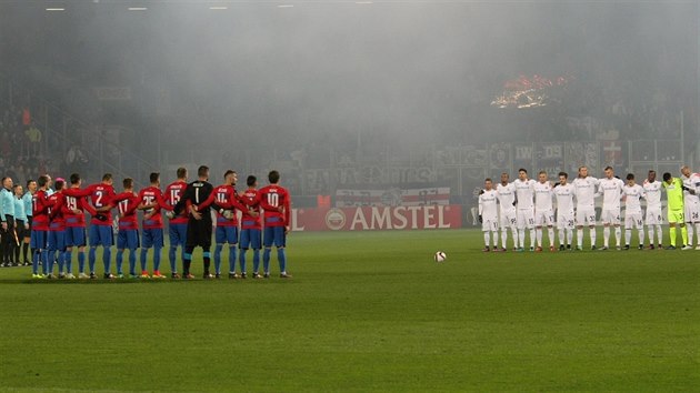 Fotbalist Viktorie Plze a Austrie Vde dr minutu ticha.