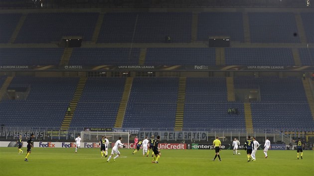 Fotbalov zpas Inter Miln - Sparta se hrl ped takka przdnm stadionem San Siro.