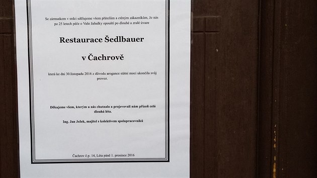 Restaurace edlbauer v achrov je 1. prosince v ernm hvu. Na dvech vis parte, kde majitel oznamuje, e po 25 letech zavel. (1. prosince 2016)