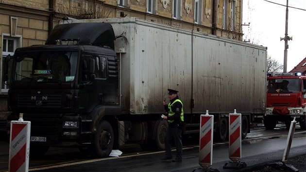 Na hlavn silnici v Chotov srazilo nkladn auto seniora, mu na mst zemel. (2. prosince 2016)