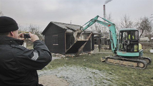 Demolice zahrdksk kolonie v Jaten ulici v Plzni, kterou v poslednch letech obvali jen bezdomovci. (6. prosince 2016)
