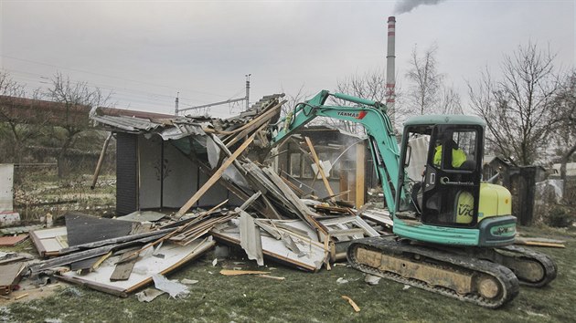 Demolice zahrdksk kolonie v Jaten ulici v Plzni, kterou v poslednch letech obvali jen bezdomovci. (6. prosince 2016)