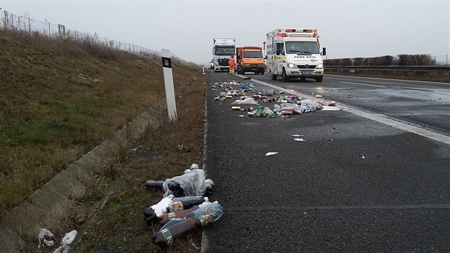 idi nkladnho auta chtl na dlnici zastavit u krajnice, projdjc dodvka do nj narazila bokem a rozprala plachtu. (7. prosince 2016)