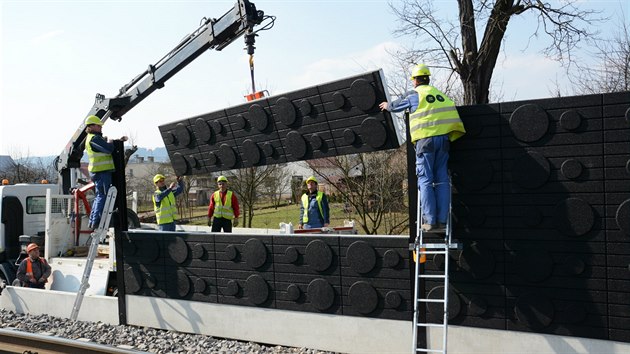 Instalace panel protihlukov stny