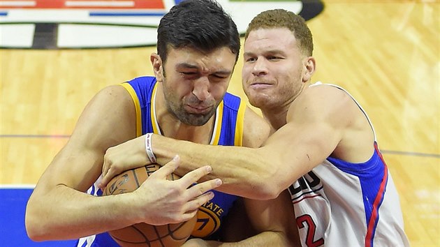 Zaza Paulija (vlevo) z Golden State bojuje o m s Blakem Griffinem z Los Angeles Clippers.