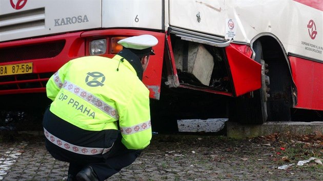 Autobus MHD v Hostivaři naboural do stromu (8.12.2016).