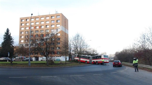 Autobus MHD v Hostivaři naboural do stromu (8.12.2016).