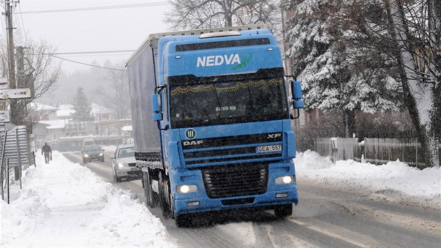 Řidiči museli svou jízdu přizpůsobit vytrvalému sněžení.