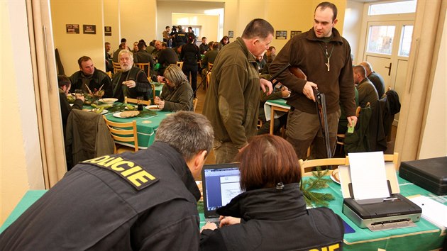 Olomout policist vyrazili do Blska na namtkovou kontrolu astnk tamnho honu. Jej soust byla kontrola doklad, samotnch zbran a zkouka na alkohol.