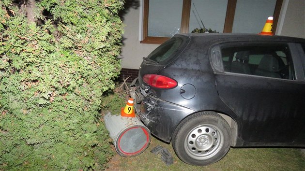Mladá žena nabourala v Prostějově s autem tři zaparkované vozy. Následně se ukázalo, že je opilá a navíc vůbec nemá řidičský průkaz.